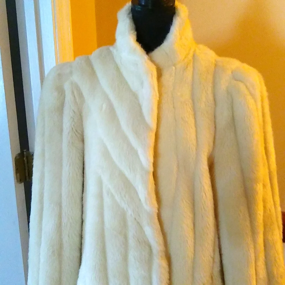 Lintage Off-White Faux Fur Coat - sz 15/16 - NOT Included in Bundling Sale - Picture 7 of 14